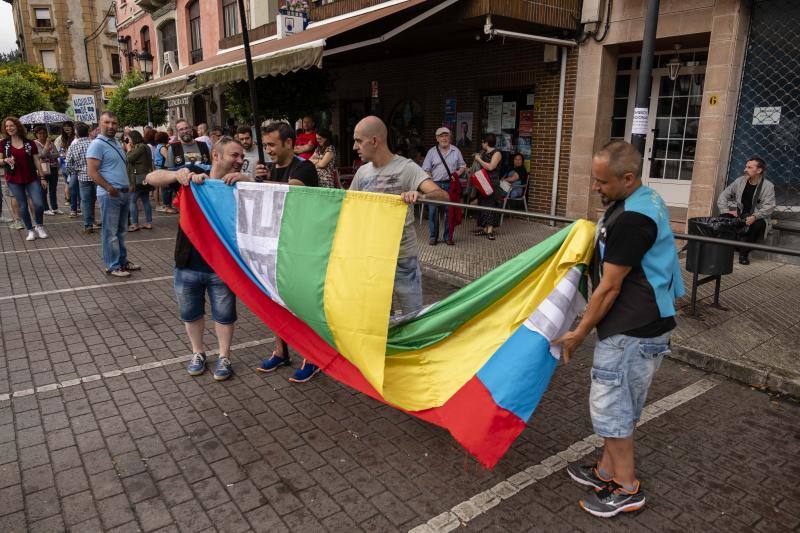 El colectivo Selleros protagonizó este acto simbólico en Arriondas que marca el inicio de la cuenta atrás para la celebración de la fiesta por excelencia de la comarca, que este 2018 tendrá lugar el sábado 4 de agosto. 