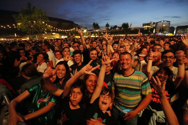 El recinto Luis Adaro coreó los temas del cantante de rock, que acudió al directo de un negro impoluto con su gira 'Rock and Roll Actitud'.