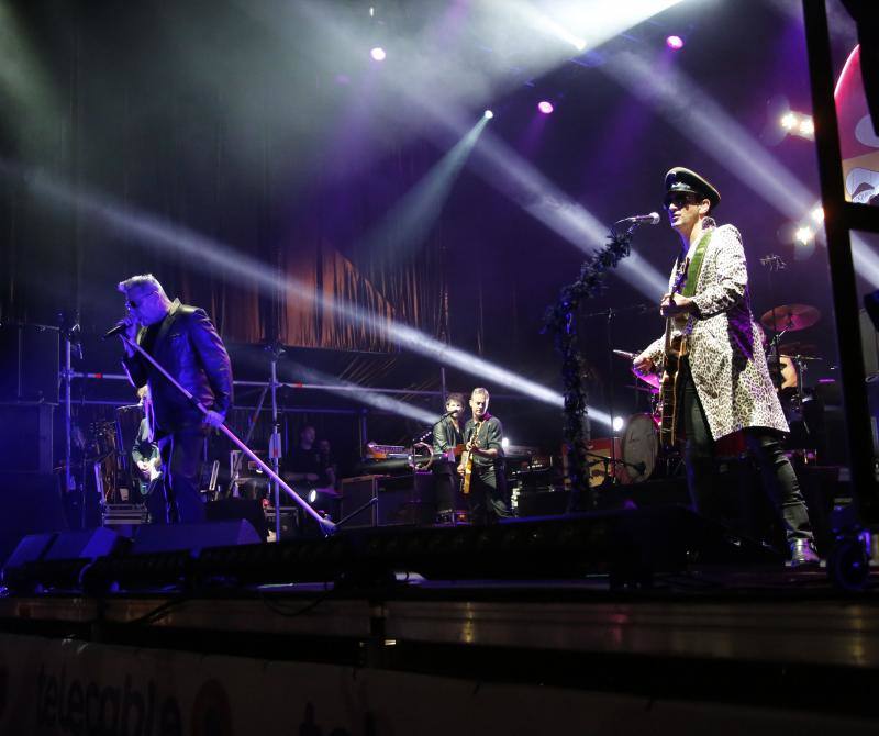 El recinto Luis Adaro coreó los temas del cantante de rock, que acudió al directo de un negro impoluto con su gira 'Rock and Roll Actitud'.