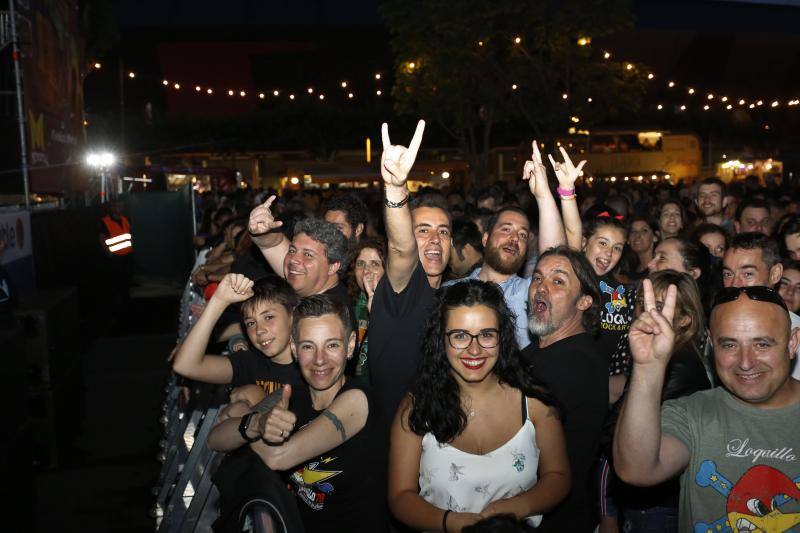 El recinto Luis Adaro coreó los temas del cantante de rock, que acudió al directo de un negro impoluto con su gira 'Rock and Roll Actitud'.