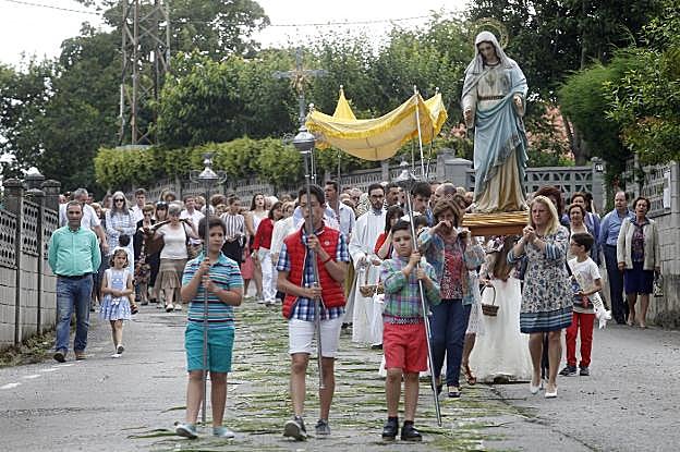 Porceyo. Procesión en honor a Santa Isabel, tras la celebración de la misa. 