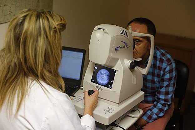 Una médica realiza una retinografía a un paciente. Retinografía a pacientes diabéticos. El programa de control realizado en los centros de salud. A través de una fotografía de la retina detecta de manera precoz lesiones provocadas por la diabetes. 
