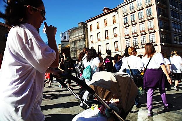 Mujeres participando en una actividad deportiva en Avilés. 