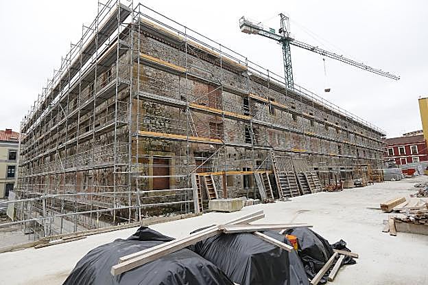 El edificio de Tabacalera, rodeado de andamios durante las obras de consolidación que todavía siguen en curso. 