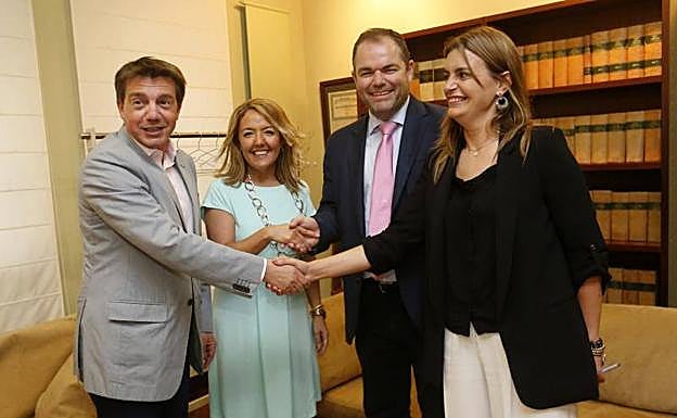 José Luis Álvarez Almeida, Teresa Mallada, Carlos Paniceres y Marián González Rúa, durante la presentación de los nuevos títulos. 
