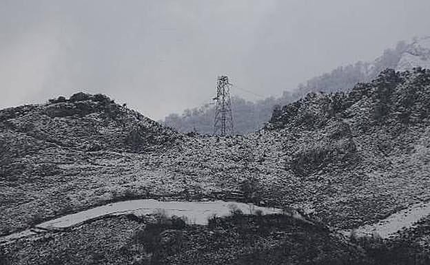 Este es el aspecto que presentaba este invierno la torre eléctrica.