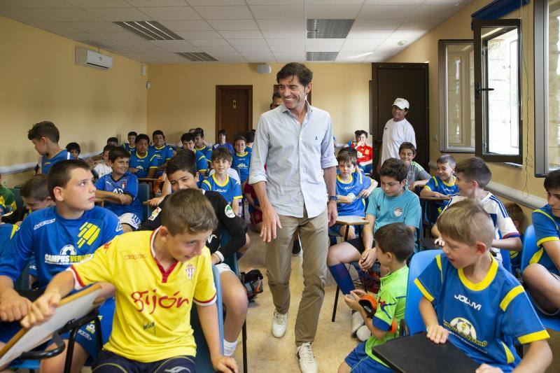 Compartió con los jóvenes participantes anécdotas personales y profesionales de su trayectoria deportiva