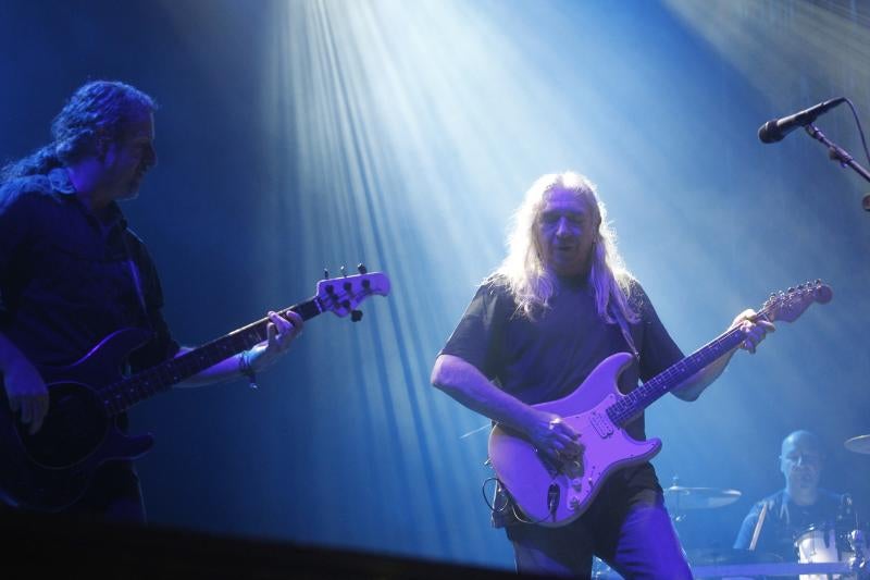 El legendario rockero de Carabanchel ofreció en la ciudad el único concierto asturiano de su gira de despedida, 'Mi tiempo, señorías'