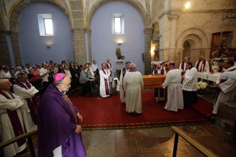 El arzobispo de Ovieso, Jesús Sanz Montes, ha oficiado el funeral por el riosellano José Manuel Castaño, antiguo párroco de Villanueva, en Cangas de Onís. Decenas de personas le han dado su último adiós en el monasterio cangués de San Pedro de Villanueva.