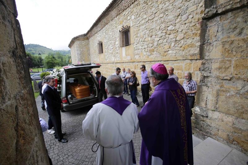 El arzobispo de Ovieso, Jesús Sanz Montes, ha oficiado el funeral por el riosellano José Manuel Castaño, antiguo párroco de Villanueva, en Cangas de Onís. Decenas de personas le han dado su último adiós en el monasterio cangués de San Pedro de Villanueva.