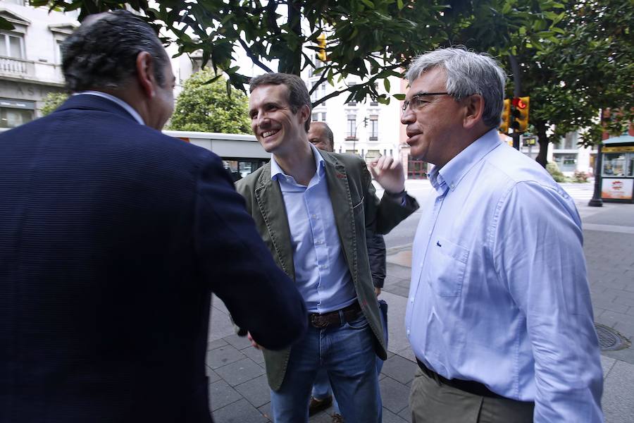 El candidato a la Presidencia del PP Pablo Casado atiende a los medios tras mantener un encuentro con afiliados en Gijón.