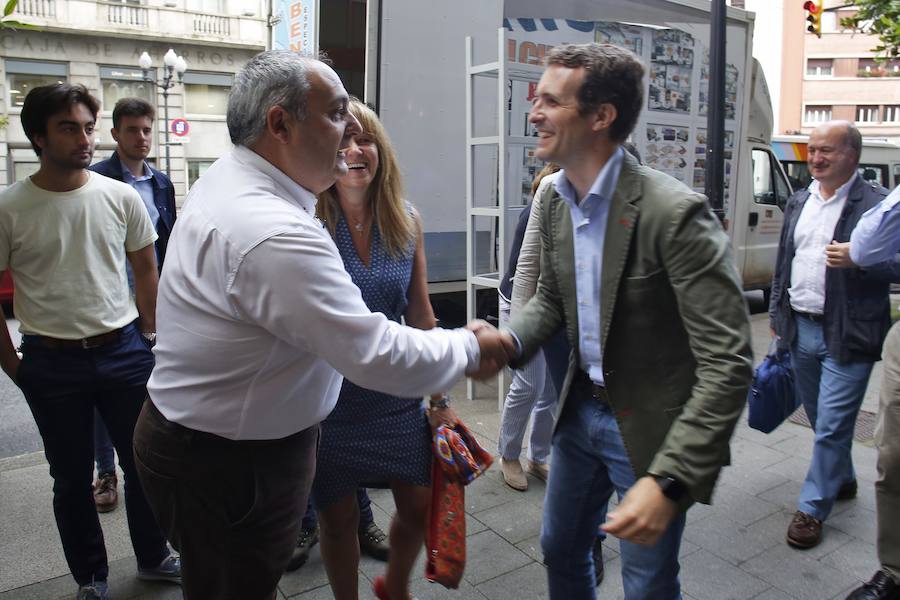 El candidato a la Presidencia del PP Pablo Casado atiende a los medios tras mantener un encuentro con afiliados en Gijón.