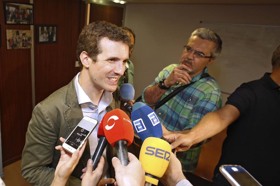 El candidato a la Presidencia del PP Pablo Casado atiende a los medios tras mantener un encuentro con afiliados en Gijón.