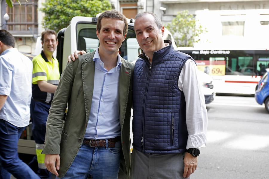 El candidato a la Presidencia del PP Pablo Casado atiende a los medios tras mantener un encuentro con afiliados en Gijón.