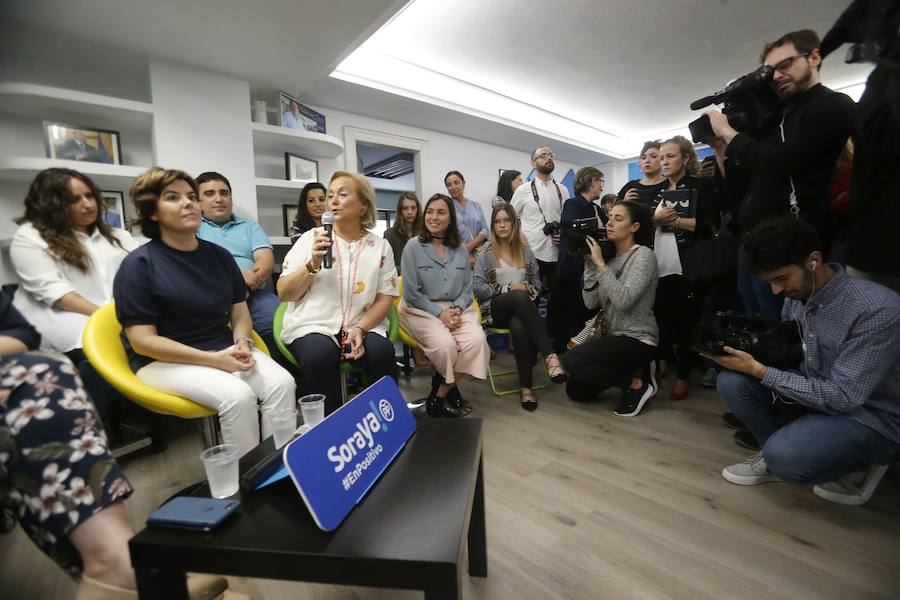 La candidata a la Presidencia del PP Soraya Sáenz de Santamaría atiende a los medios tras mantener un encuentro con afiliados en Oviedo.