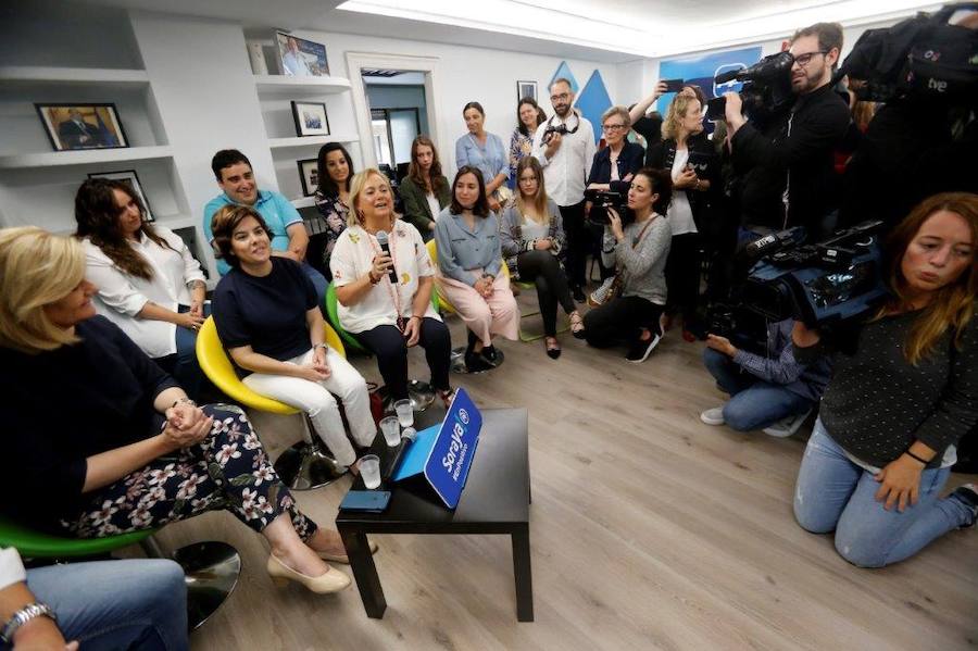 La candidata a la Presidencia del PP Soraya Sáenz de Santamaría atiende a los medios tras mantener un encuentro con afiliados en Oviedo.