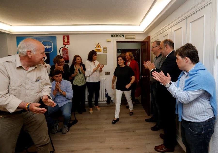 La candidata a la Presidencia del PP Soraya Sáenz de Santamaría atiende a los medios tras mantener un encuentro con afiliados en Oviedo.