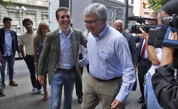 Imagen. Pablo Casado saluda al exdelegado del Gobierno, Mariano Marín.