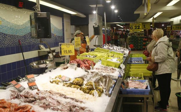 Puesto de pescadería de un supermercado Mercadona en Gijón