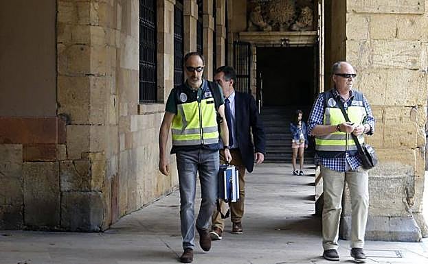 Agentes de la UDEF, saliendo del Ayuntamiento con la documentación.