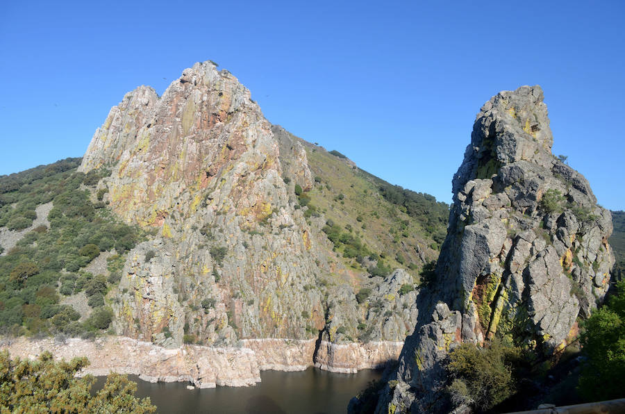 Monfragüe (Cáceres). Parque Nacional desde 2007, fue declarado parque natural en el año 1979, tras protestas vecinales contra la expansión de las plantaciones de eucaliptos en la zona. Sus más de 18.000 hectáreas son un enclave único para el avistamiento de aves. 