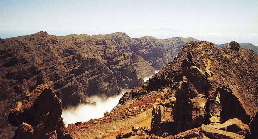 Caldera de Taburiente (La Palma). Fascinante circo de cumbre de ocho kilómetros de diámetro con aspecto de caldera que se encuentra en el centro de la isla de La Palma. Erupciones volcánicas, deslizamientos y la erosión de la red de arroyos y torrentes han moldeado un paisaje escarpado que cuenta con desniveles de casi 2.000 metros. 