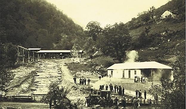 Estación del Semeldón, en Ponga, con el punto de descarga del cable aéreo al fondo. 