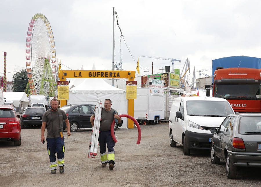 A pocas horas del inicio de una nueva edición de la Semana Negra de Gijón, expositores, atracciones y puntos de venta de comida ultiman los preparativos. 