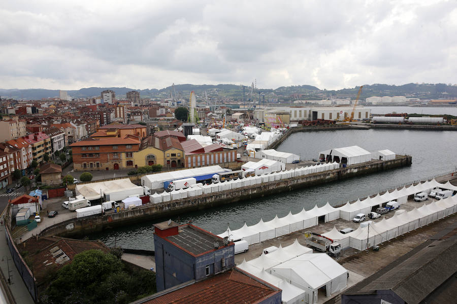 A pocas horas del inicio de una nueva edición de la Semana Negra de Gijón, expositores, atracciones y puntos de venta de comida ultiman los preparativos. 
