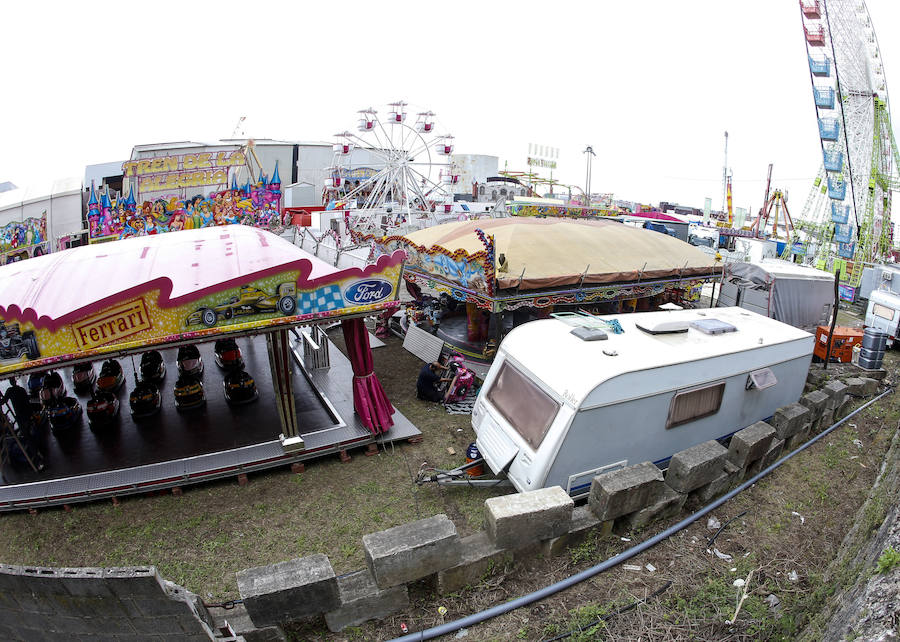 A pocas horas del inicio de una nueva edición de la Semana Negra de Gijón, expositores, atracciones y puntos de venta de comida ultiman los preparativos. 