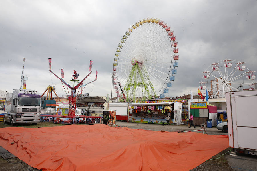 A pocas horas del inicio de una nueva edición de la Semana Negra de Gijón, expositores, atracciones y puntos de venta de comida ultiman los preparativos. 