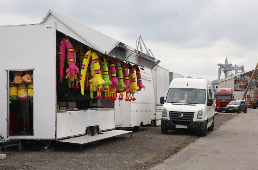 A pocas horas del inicio de una nueva edición de la Semana Negra de Gijón, expositores, atracciones y puntos de venta de comida ultiman los preparativos. 
