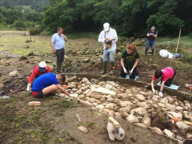 Arqueólogos y voluntarios trabajan en la excavación del camino de acceso al monasterio. 