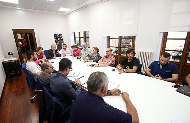 A las seis de la tarde, el regidor mantuvo un encuentro con los sindicatos policiales. 