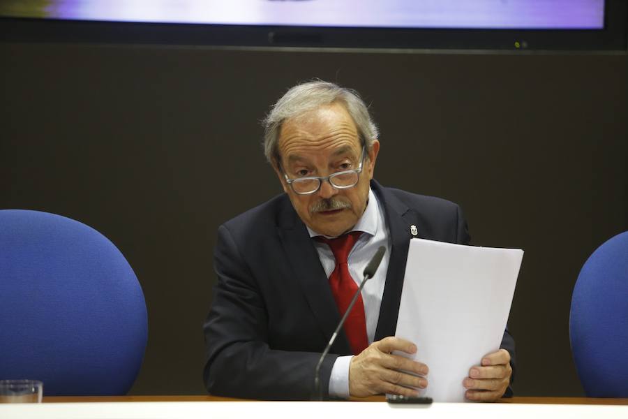 El alcalde ha realizado este anuncio en una rueda de prensa convocada con urgencia, después de analizar una serie de «hechos que se han ido acumulando a lo largo del tiempo», siendo los últimos los que han «dañado al colectivo».