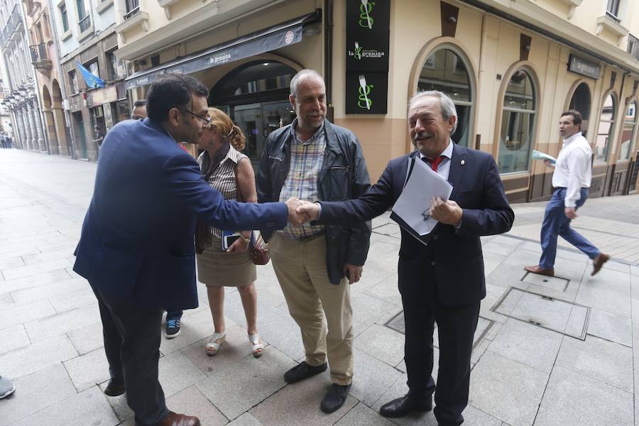 El alcalde ha realizado este anuncio en una rueda de prensa convocada con urgencia, después de analizar una serie de «hechos que se han ido acumulando a lo largo del tiempo», siendo los últimos los que han «dañado al colectivo».