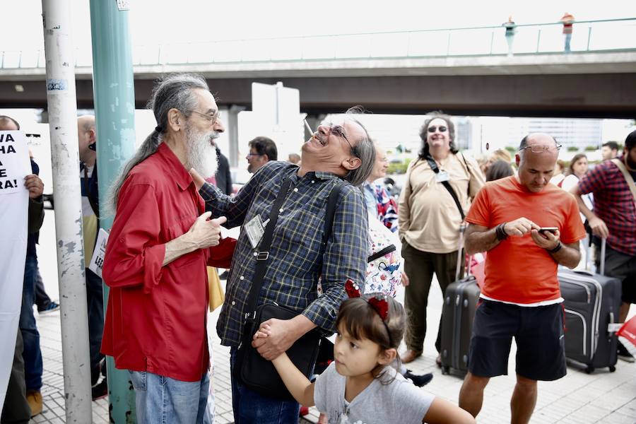El 'tren negro' ha llegado a Gijón, dando el pistoletazo de salida oficial a la XXXI Semana Negra. A su llegada a la estación, los escritores y responsables de la organización han sido recibidos por los afectados por los desahucios de La Camocha, que han exhibido pancartas contra la decisión de la administración concursal de la antigua minera. 