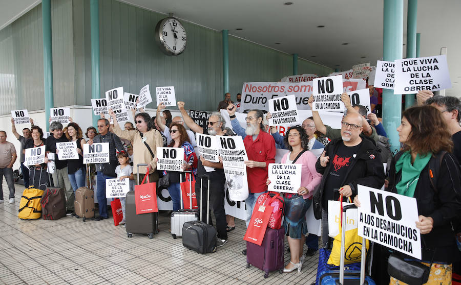 El 'tren negro' ha llegado a Gijón, dando el pistoletazo de salida oficial a la XXXI Semana Negra. A su llegada a la estación, los escritores y responsables de la organización han sido recibidos por los afectados por los desahucios de La Camocha, que han exhibido pancartas contra la decisión de la administración concursal de la antigua minera. 