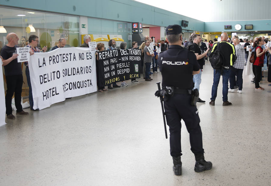 El 'tren negro' ha llegado a Gijón, dando el pistoletazo de salida oficial a la XXXI Semana Negra. A su llegada a la estación, los escritores y responsables de la organización han sido recibidos por los afectados por los desahucios de La Camocha, que han exhibido pancartas contra la decisión de la administración concursal de la antigua minera. 