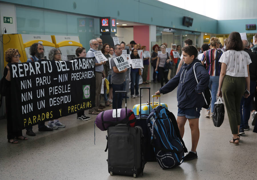 El 'tren negro' ha llegado a Gijón, dando el pistoletazo de salida oficial a la XXXI Semana Negra. A su llegada a la estación, los escritores y responsables de la organización han sido recibidos por los afectados por los desahucios de La Camocha, que han exhibido pancartas contra la decisión de la administración concursal de la antigua minera. 