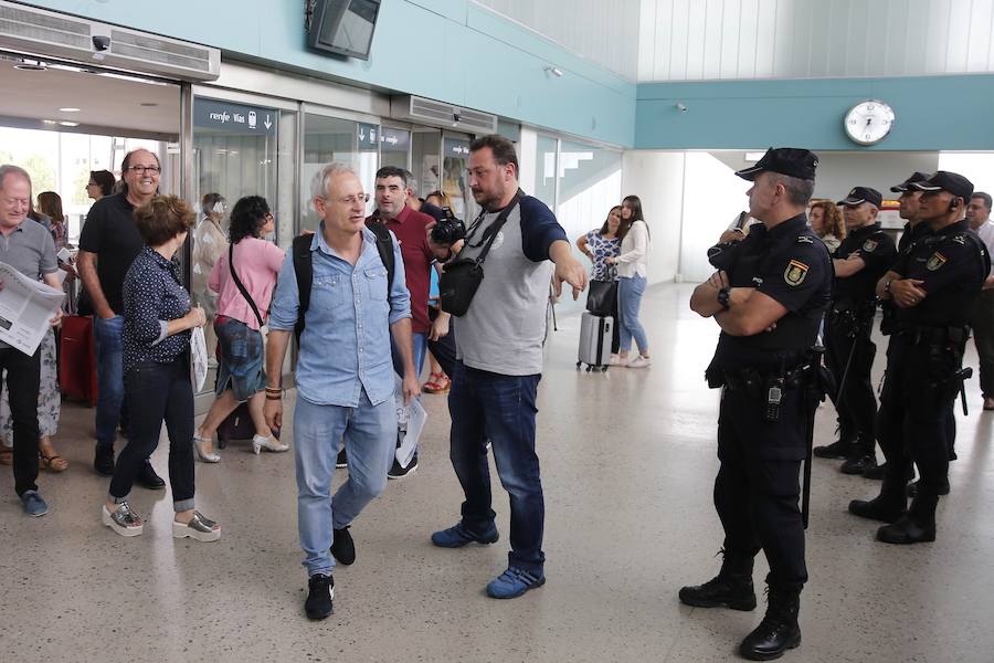 El 'tren negro' ha llegado a Gijón, dando el pistoletazo de salida oficial a la XXXI Semana Negra. A su llegada a la estación, los escritores y responsables de la organización han sido recibidos por los afectados por los desahucios de La Camocha, que han exhibido pancartas contra la decisión de la administración concursal de la antigua minera. 