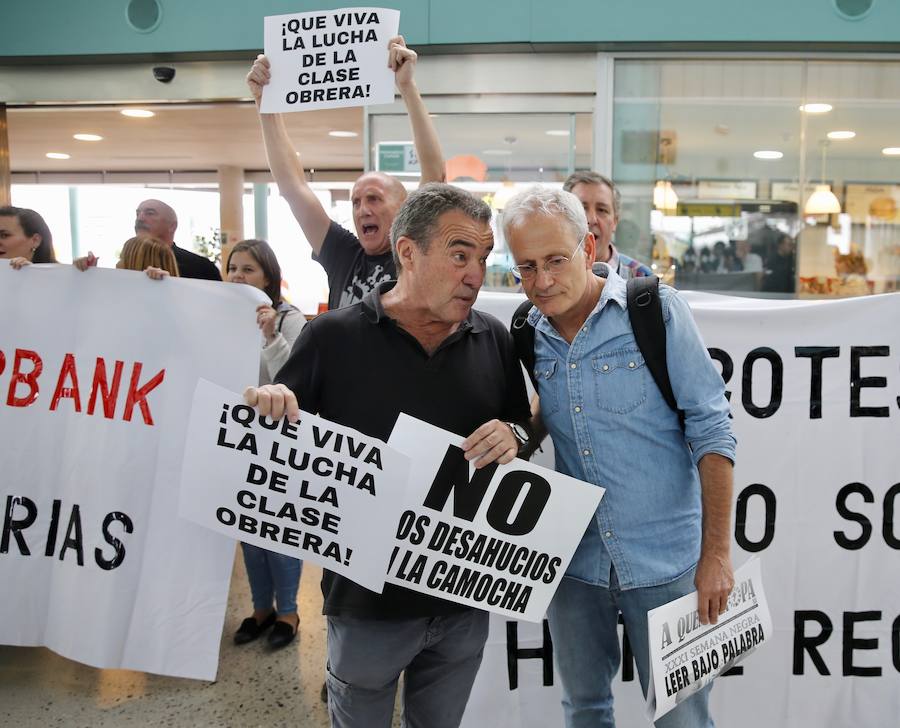 El 'tren negro' ha llegado a Gijón, dando el pistoletazo de salida oficial a la XXXI Semana Negra. A su llegada a la estación, los escritores y responsables de la organización han sido recibidos por los afectados por los desahucios de La Camocha, que han exhibido pancartas contra la decisión de la administración concursal de la antigua minera. 