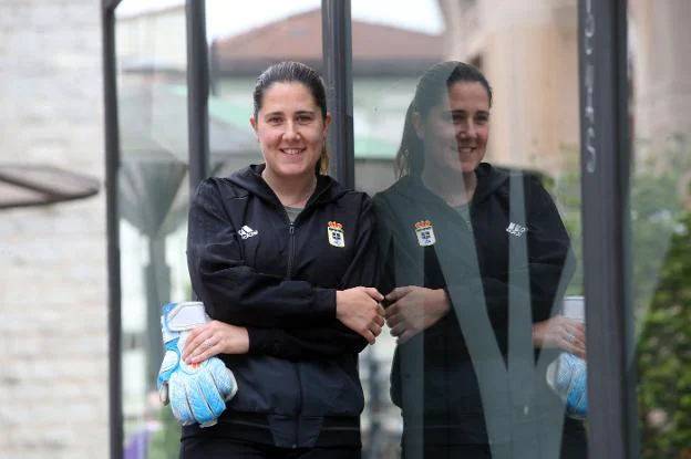 Maru Rodríguez, ayer, junto al auditorio de Oviedo. 