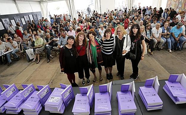 Creadoras de historias gráficas, antes de su mesa redonda. 