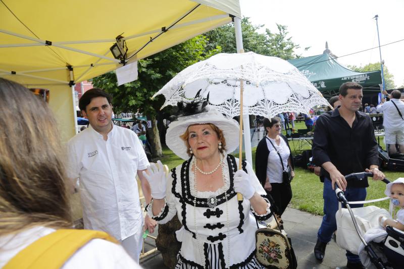 Centenares de personas han disfrutado en Colombres de una edición de la Feria de Indianos, una cita que ha servido para reforzar lazos con Cuba. Su gastronomía, su música y su cultura han estado muy presentes en esta fiesta caracterizada por los vestidos y trajes blancos que han iluminado la villa indiana. 