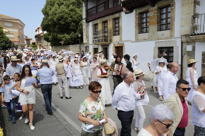 Centenares de personas han disfrutado en Colombres de una edición de la Feria de Indianos, una cita que ha servido para reforzar lazos con Cuba. Su gastronomía, su música y su cultura han estado muy presentes en esta fiesta caracterizada por los vestidos y trajes blancos que han iluminado la villa indiana. 