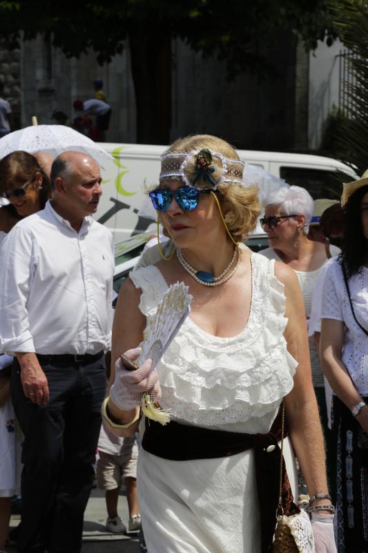 Centenares de personas han disfrutado en Colombres de una edición de la Feria de Indianos, una cita que ha servido para reforzar lazos con Cuba. Su gastronomía, su música y su cultura han estado muy presentes en esta fiesta caracterizada por los vestidos y trajes blancos que han iluminado la villa indiana. 