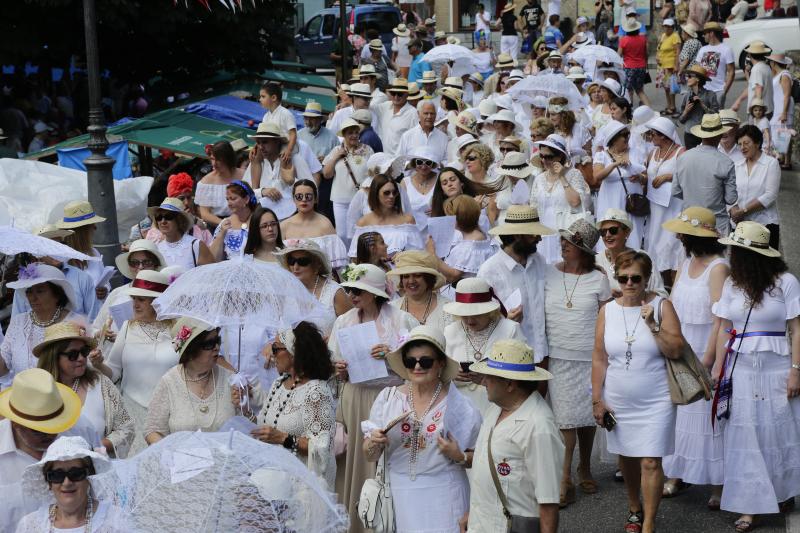 Centenares de personas han disfrutado en Colombres de una edición de la Feria de Indianos, una cita que ha servido para reforzar lazos con Cuba. Su gastronomía, su música y su cultura han estado muy presentes en esta fiesta caracterizada por los vestidos y trajes blancos que han iluminado la villa indiana. 