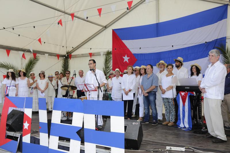 Centenares de personas han disfrutado en Colombres de una edición de la Feria de Indianos, una cita que ha servido para reforzar lazos con Cuba. Su gastronomía, su música y su cultura han estado muy presentes en esta fiesta caracterizada por los vestidos y trajes blancos que han iluminado la villa indiana. 