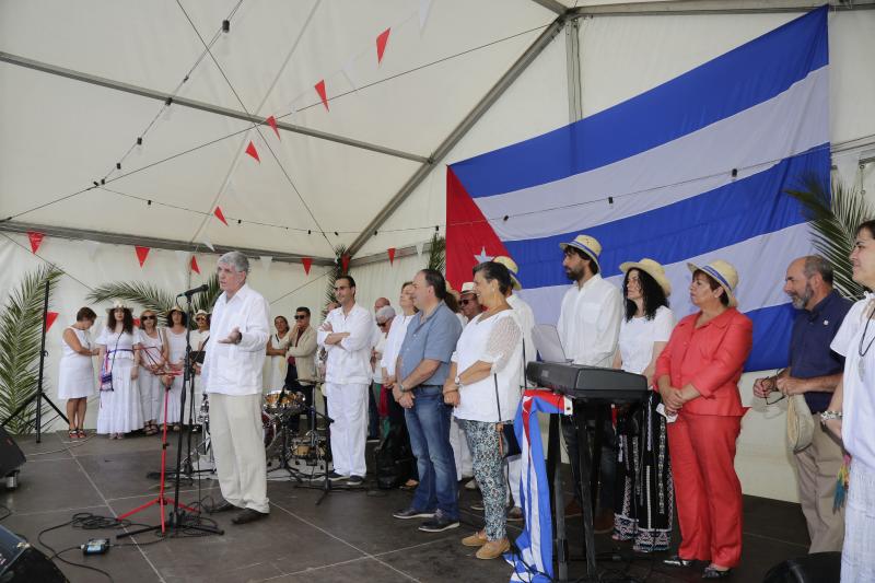 Centenares de personas han disfrutado en Colombres de una edición de la Feria de Indianos, una cita que ha servido para reforzar lazos con Cuba. Su gastronomía, su música y su cultura han estado muy presentes en esta fiesta caracterizada por los vestidos y trajes blancos que han iluminado la villa indiana. 